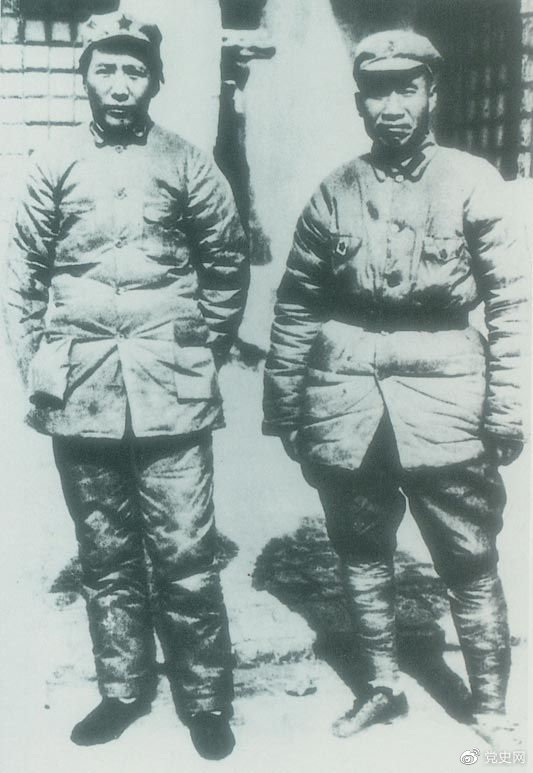　　1937年7月7日，盧溝橋事變爆發。8日，中(zhōng)共中(zhōng)央通電(diàn)全國，号召結成民族統一(yī)戰線抵抗日本侵略者。圖為1936年冬毛澤東和朱德在陝北(běi)。